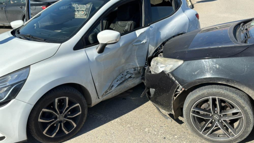 Kavşakta kaza yaptılar  