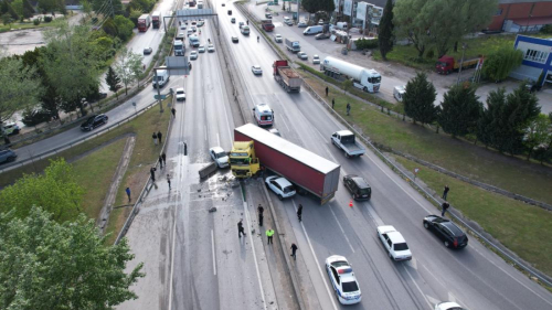 D-100'de kontrolden çıkan tır karşı şeride geçti, ortalık savaş alanına döndü   