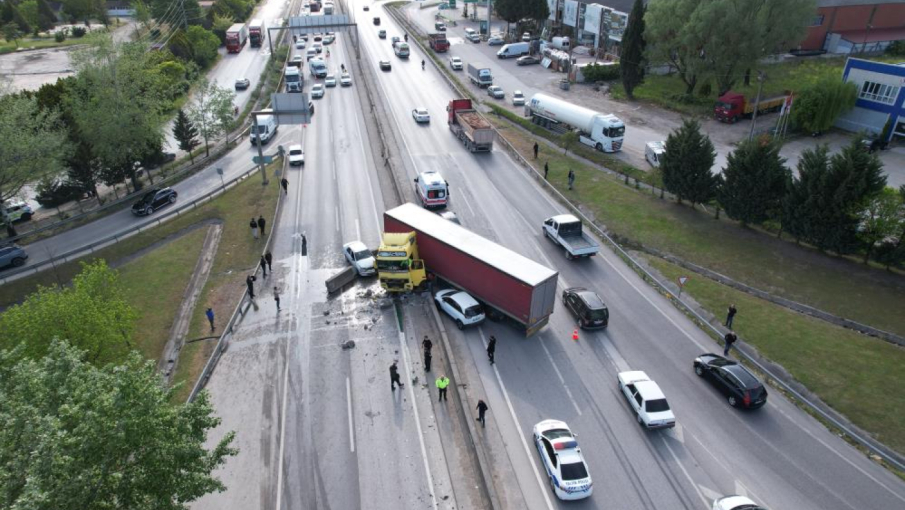 D-100'de kontrolden çıkan tır karşı şeride geçti, ortalık savaş alanına döndü   