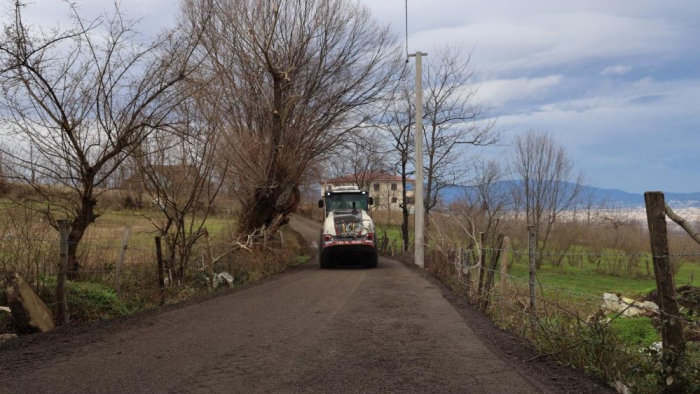Düzce’de köy yollarına bakım sürüyor 